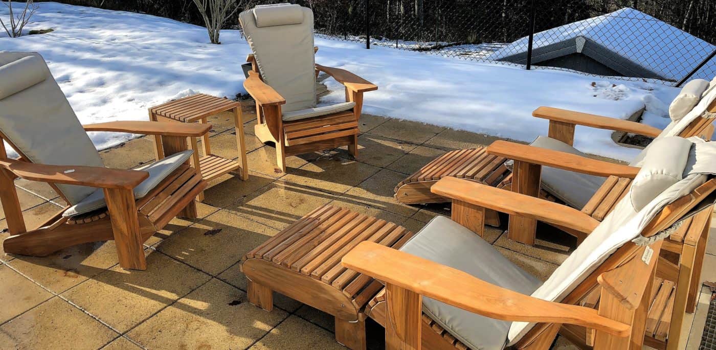 BeSeaside Set Sitzgruppe Adirondack Chairs Modell CLASSIC TEAK Holz unbehandelt mit Fussbaenken SideTable und Sitzauflagen steingrau Sunbrella Collection Schweiz