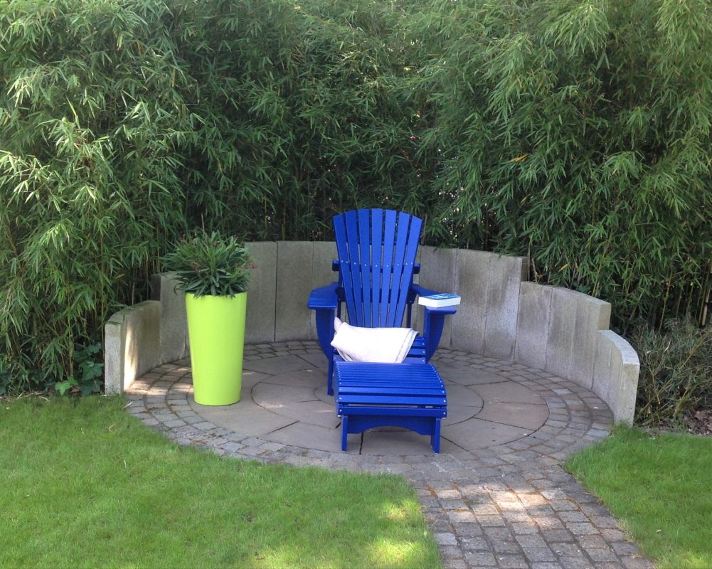 BLAU machen! Wenn nicht heute, wann dann? - Der Tag des Meeres. 3 BeSeaside CLASSIC Adirondack Chair Eiche ultramarinblau RAL5002 lackiert Eiche mit Fussbank Kundenbild Leseplatz
