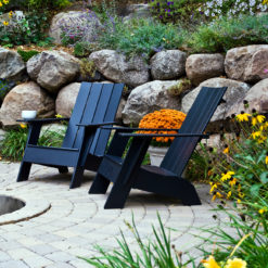 beseaside adirondack 4slat flat comp zwei schwarze auf steinbelag