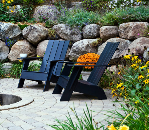 beseaside adirondack 4slat flat comp zwei schwarze auf steinbelag