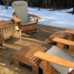 beseaside set sitz ruppe adirondack chairs modell classic teak holz unbehandelt mit fussbaenken sidetable und sitzauflagen steingrau sunbrella collection schweiz scaled