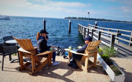 beseaside classic chairs @café sor enfrei fehmarn ostsee entspannen am meer scaled